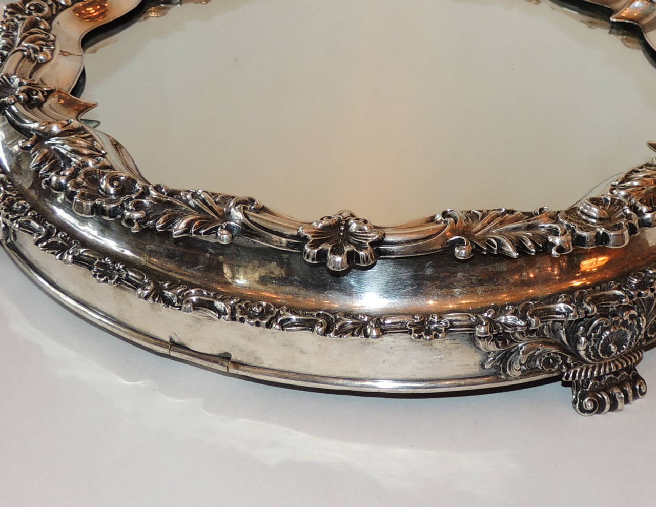 Baroque Élégant plateau anglais du 19ème siècle en métal argenté orné d'un miroir de Sheffield en vente