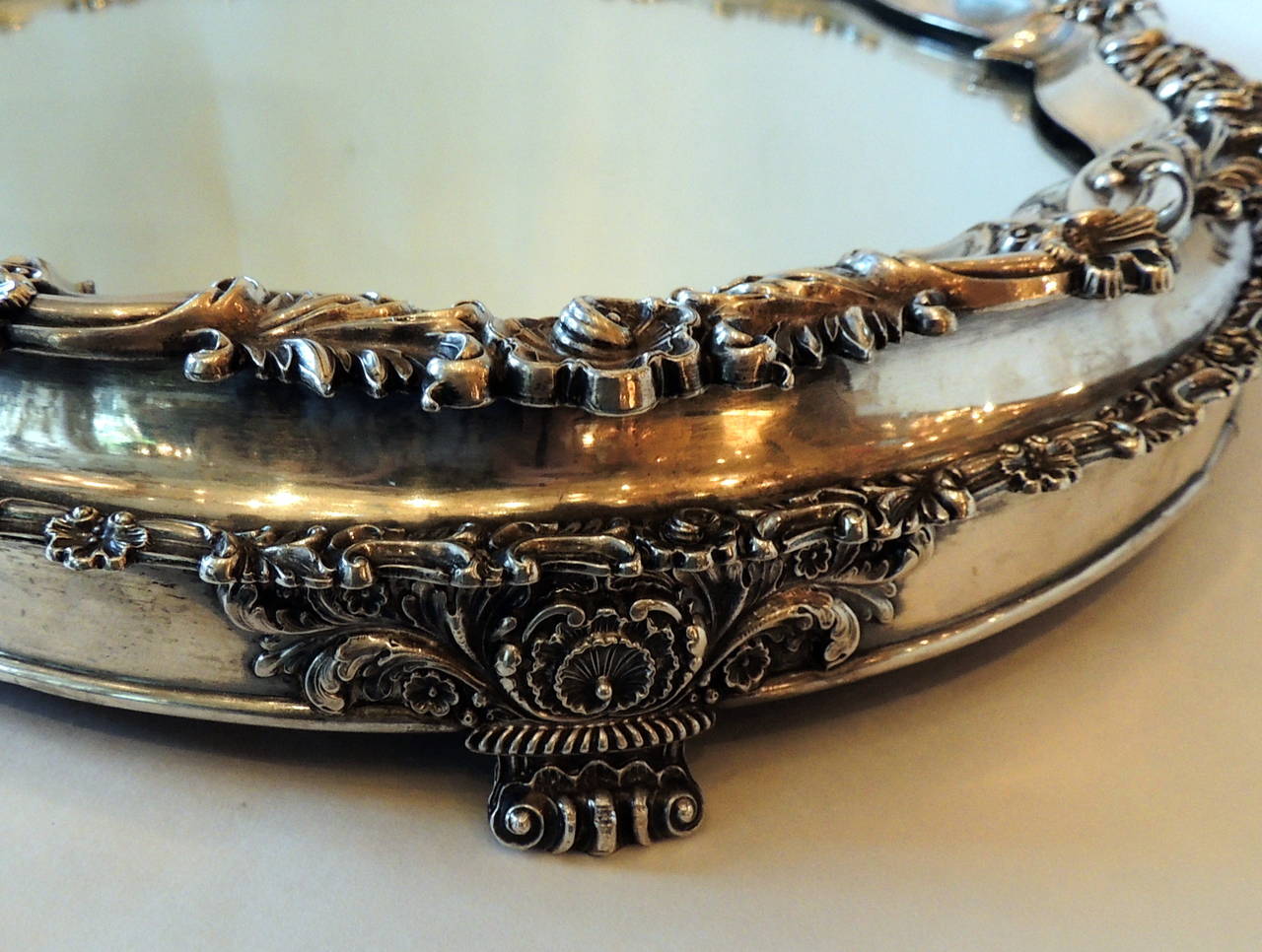 Anglais Élégant plateau anglais du 19ème siècle en métal argenté orné d'un miroir de Sheffield en vente