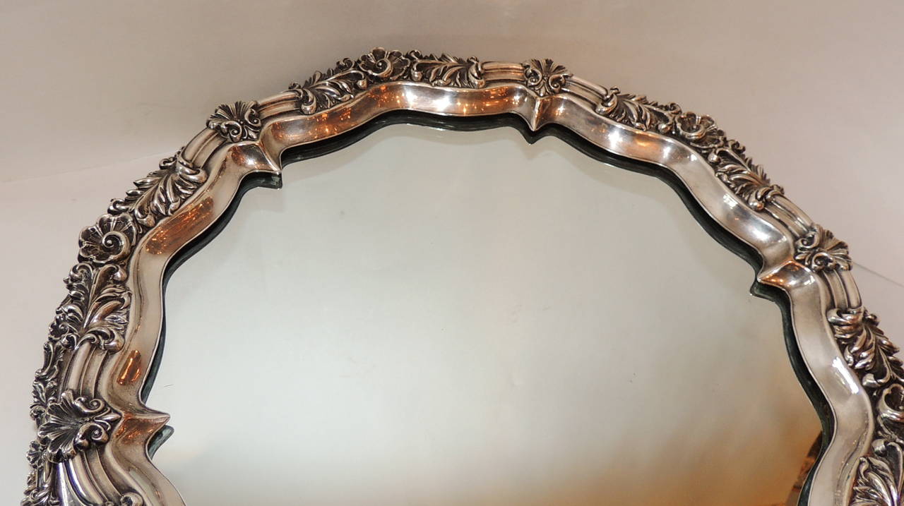 Elegant English 19th Century Sheffield Silver Plate Embellished Mirrored Plateau In Good Condition For Sale In Roslyn, NY