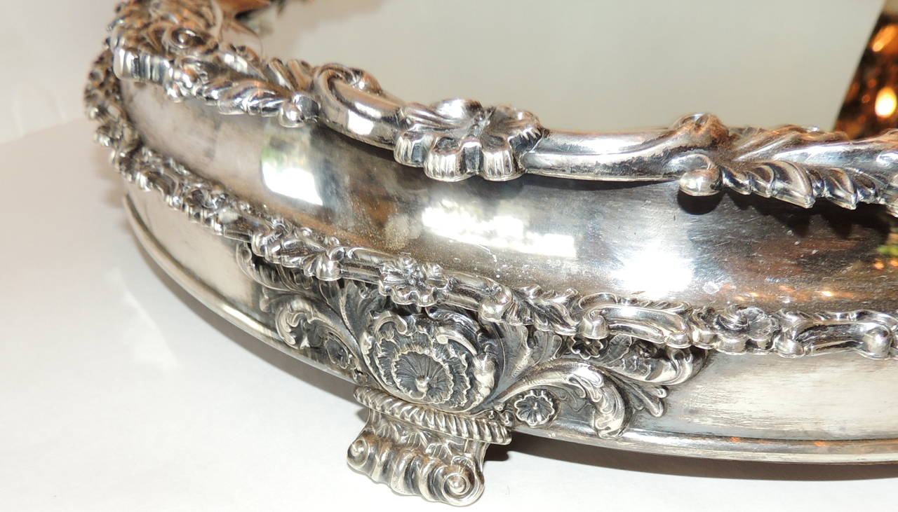 Copper Elegant English 19th Century Sheffield Silver Plate Embellished Mirrored Plateau For Sale