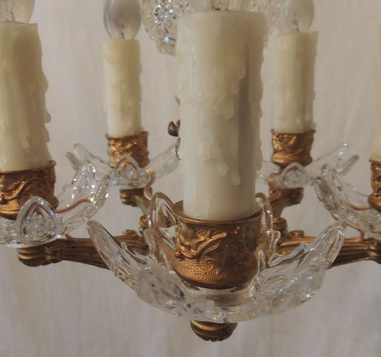 Très beau lustre français à cinq lumières en bronze doré et cristal taillé Bon état - En vente à Roslyn, NY