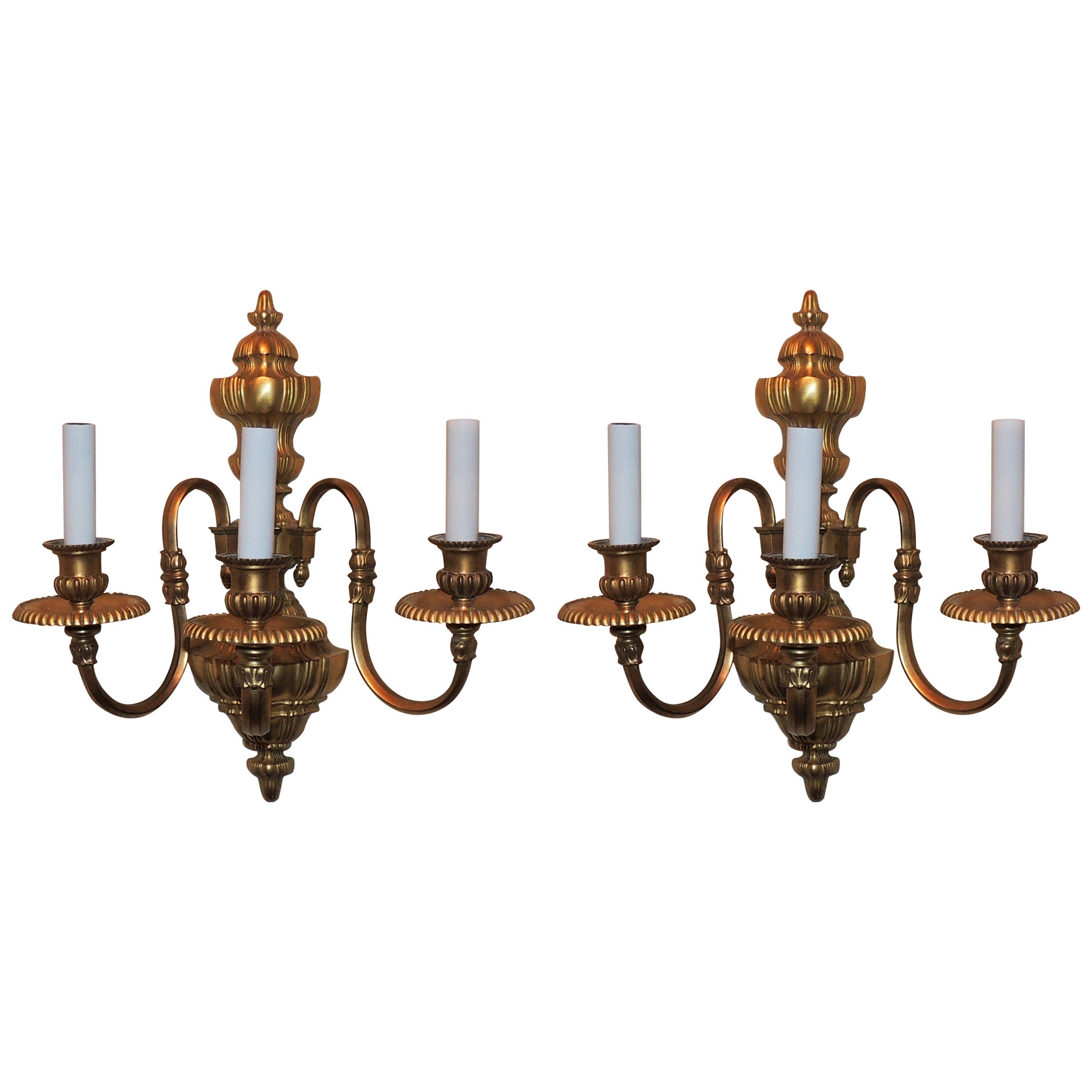 Merveilleuse paire d'appliques à trois lumières de style géorgien en bronze doré E. F. Caldwell