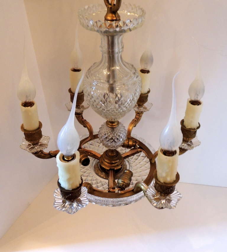 Fabelhafter kleiner französischer Dor-Kronleuchter mit sechs Leuchten aus Bronze und geschliffenem Kristall (Französisch) im Angebot