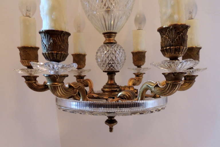 Fabelhafter kleiner französischer Dor-Kronleuchter mit sechs Leuchten aus Bronze und geschliffenem Kristall (20. Jahrhundert) im Angebot