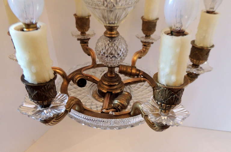 Fabelhafter kleiner französischer Dor-Kronleuchter mit sechs Leuchten aus Bronze und geschliffenem Kristall im Zustand „Gut“ im Angebot in Roslyn, NY