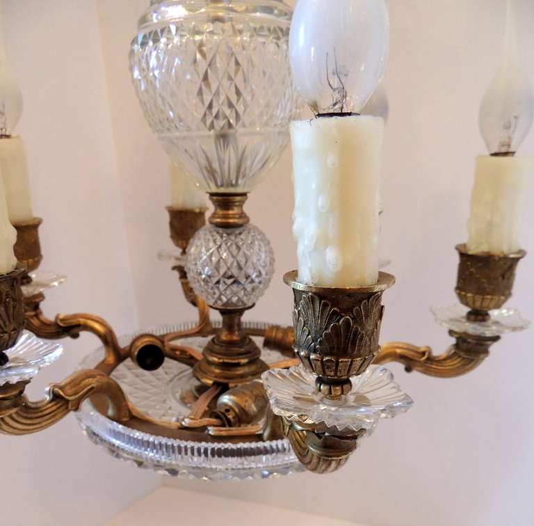 Fabelhafter kleiner französischer Dor-Kronleuchter mit sechs Leuchten aus Bronze und geschliffenem Kristall (Vergoldet) im Angebot