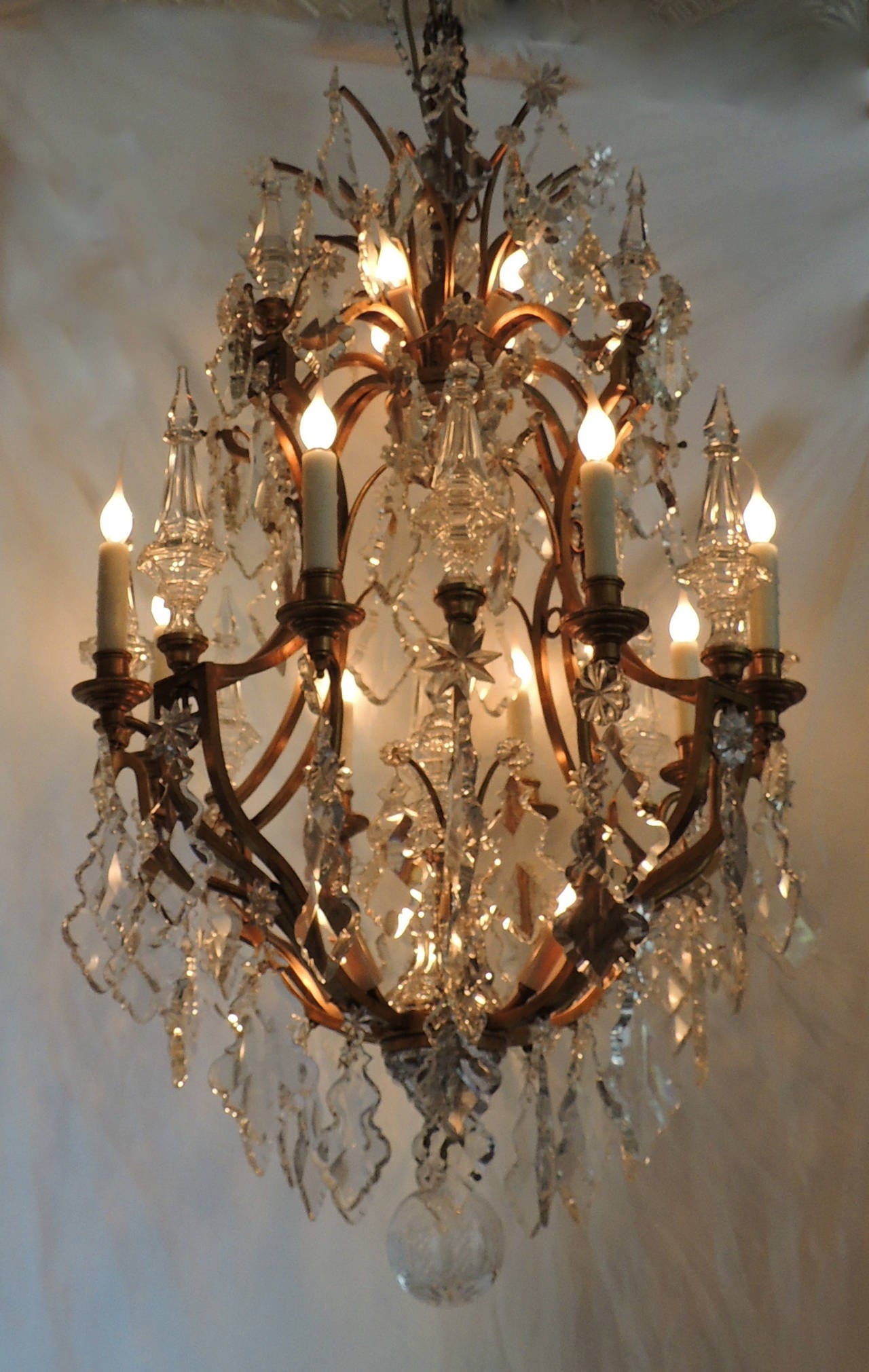 Pour la grande salle ou le hall central, ce bronze doré français Louis XV à vingt lumières avec de merveilleuses flèches en cristal de Baccarat, des étoiles en cristal et de nombreuses couches de pendentifs en cristal. La couronne supérieure