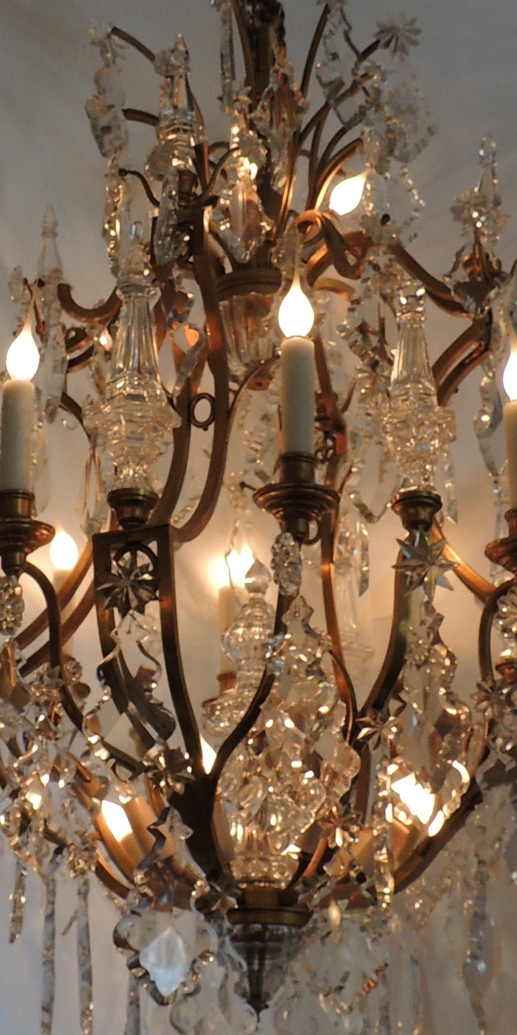 Francese Lampadario Grand Baccarat francese Luigi XV Dore in bronzo e cristallo a venti luci in vendita