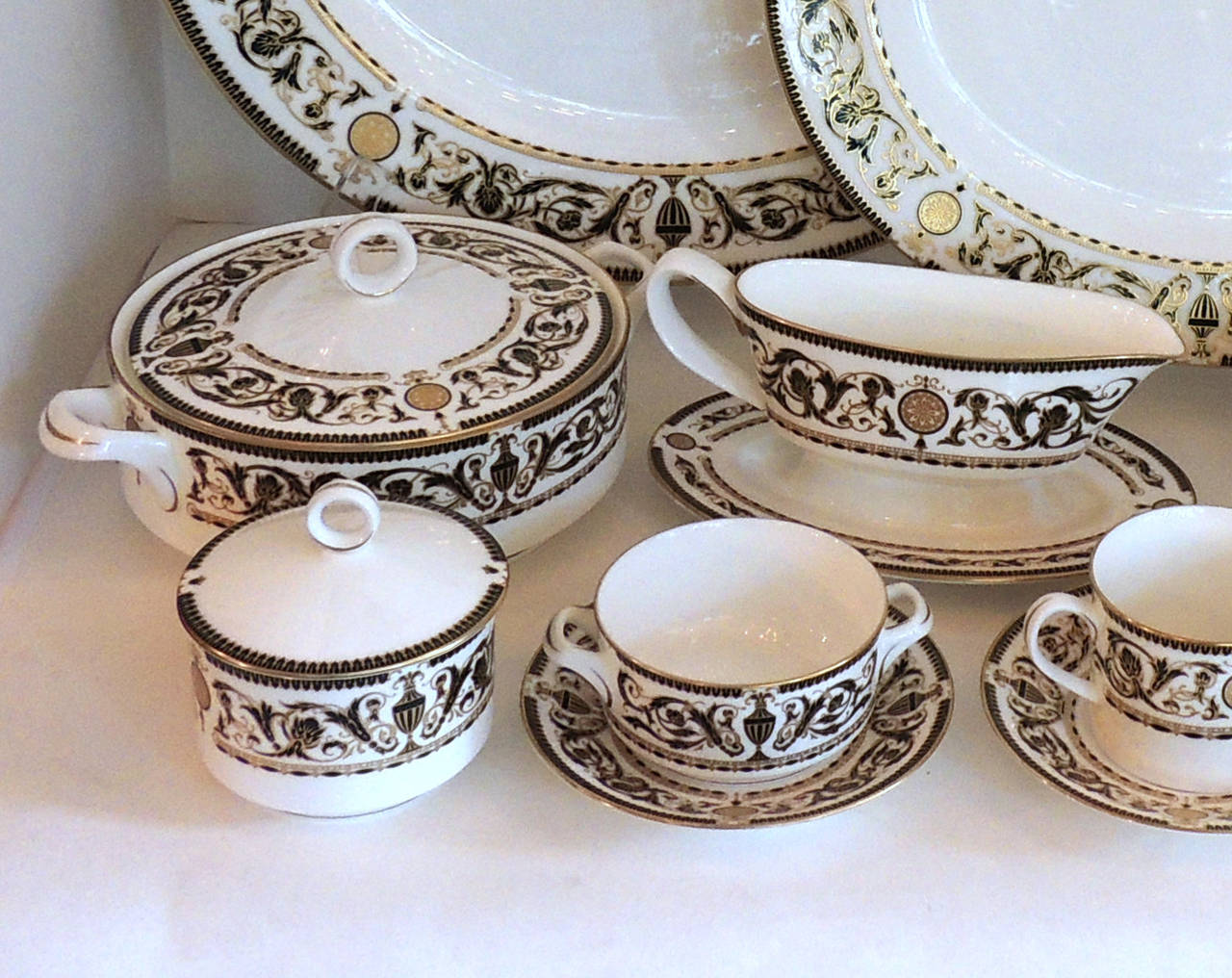 Gilt Wonderful Royal Worcester Windsor Green and Gold Elegant Dinner Service for 12