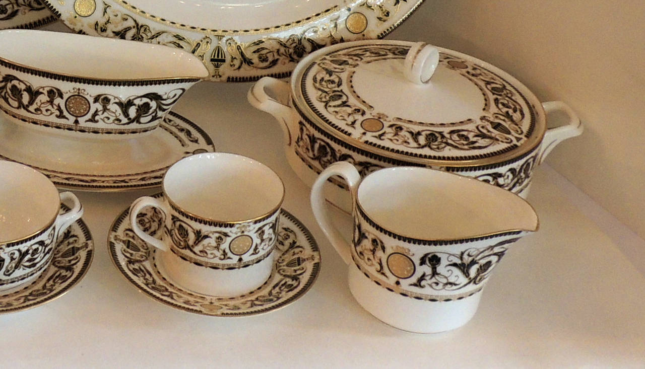 Wonderful Royal Worcester Windsor Green and Gold Elegant Dinner Service for 12 In Excellent Condition In Roslyn, NY