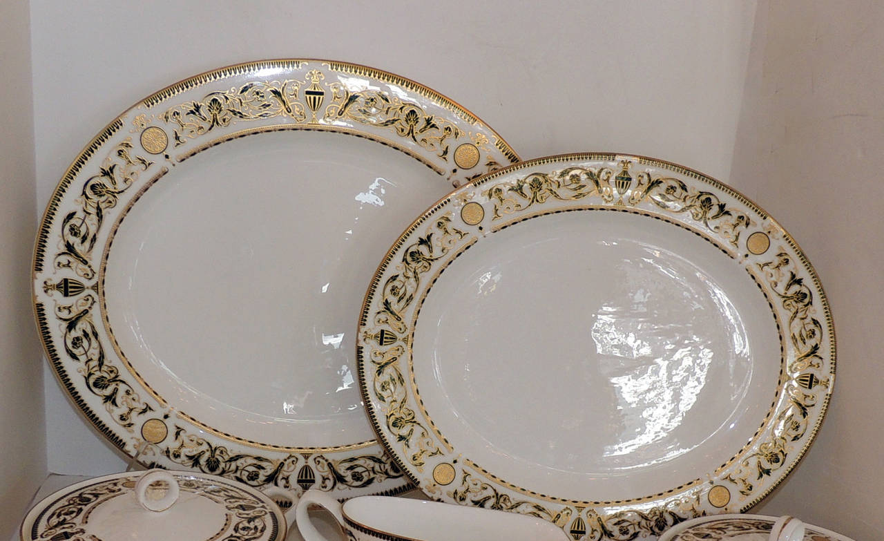 Mid-20th Century Wonderful Royal Worcester Windsor Green and Gold Elegant Dinner Service for 12