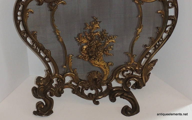 French Dore Ormolu Bronze Fire Place Screen Floral Bouquet Scrollwork Firescreen In Good Condition In Roslyn, NY