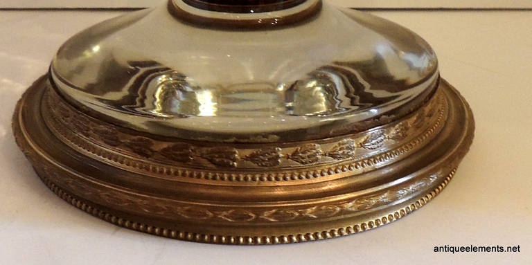 Metà XX secolo Vaso a piedistallo molto fine con montatura in bronzo Ormolu Doré e cristallo di grandi dimensioni in vendita