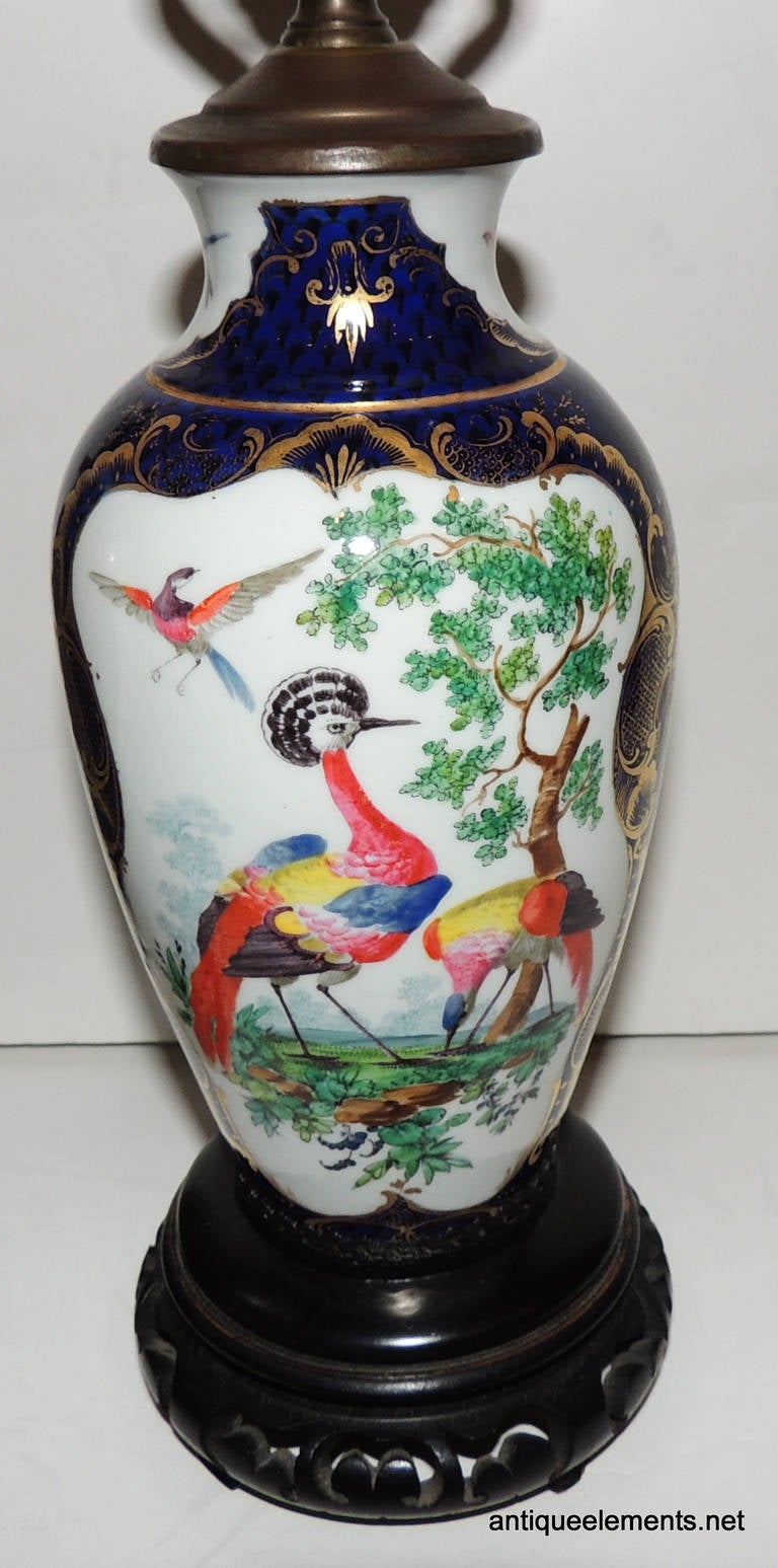 Chinoiseries Merveilleuse paire de lampes bleues de style chinoiseries, peintes à la main représentant des oiseaux en vente