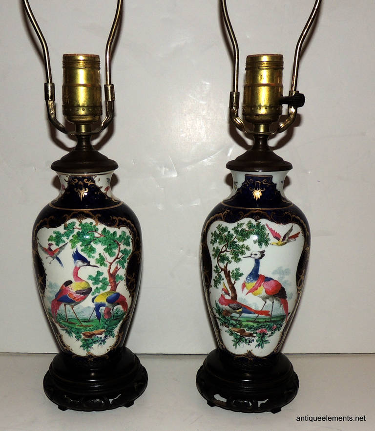 Inconnu Merveilleuse paire de lampes bleues de style chinoiseries, peintes à la main représentant des oiseaux en vente