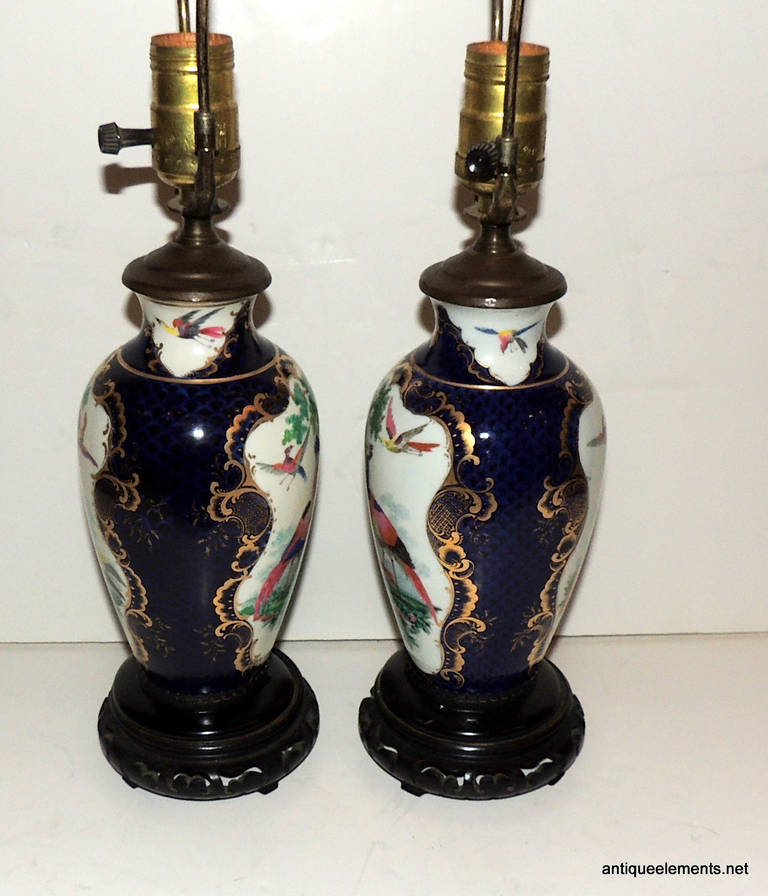 Milieu du XXe siècle Merveilleuse paire de lampes bleues de style chinoiseries, peintes à la main représentant des oiseaux en vente