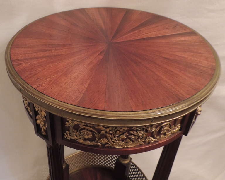 Français Très belle table française du 19ème siècle en bois de rose et acajou ornée de bronze doré en vente