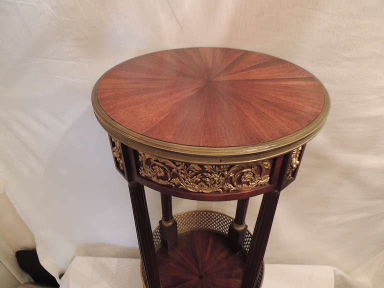 Très belle table française du 19ème siècle en bois de rose et acajou ornée de bronze doré Bon état - En vente à Roslyn, NY