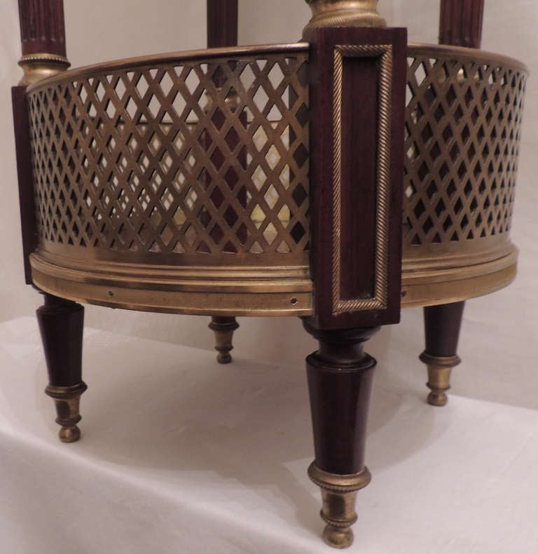 Very Fine 19th Century French Rosewood and Mahogany Ormolu-Mounted Table For Sale 3