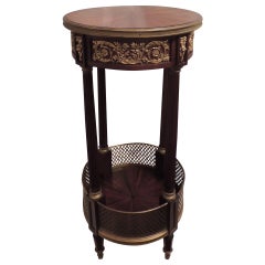 Très belle table française du 19ème siècle en bois de rose et acajou ornée de bronze doré