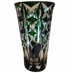 Monumental vase en cristal de Saint Louis:: France:: de grande taille:: taillé en vert et transparent