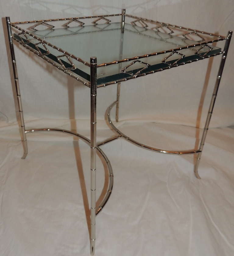 Français Merveilleuse table d'appoint galerie en bambou et bronze argenté de Bagues avec plateau en verre en vente