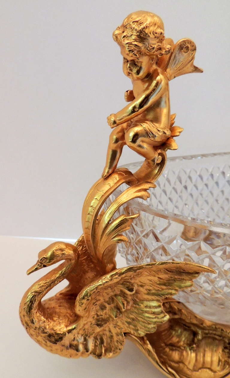 Außergewöhnlicher französischer Tafelaufsatz aus vergoldeter Bronze und geschliffenem Kristall (Französisch) im Angebot