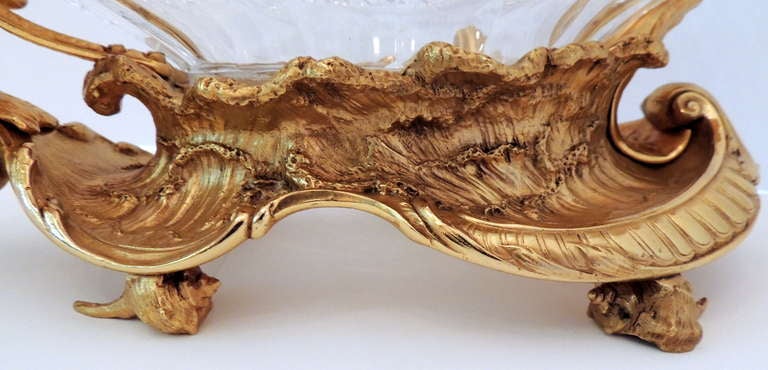 Außergewöhnlicher französischer Tafelaufsatz aus vergoldeter Bronze und geschliffenem Kristall im Angebot 2