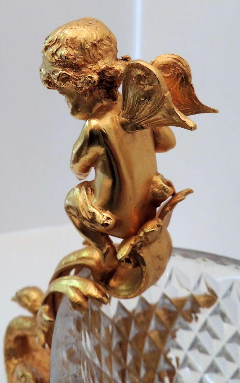 Außergewöhnlicher französischer Tafelaufsatz aus vergoldeter Bronze und geschliffenem Kristall (Vergoldet) im Angebot