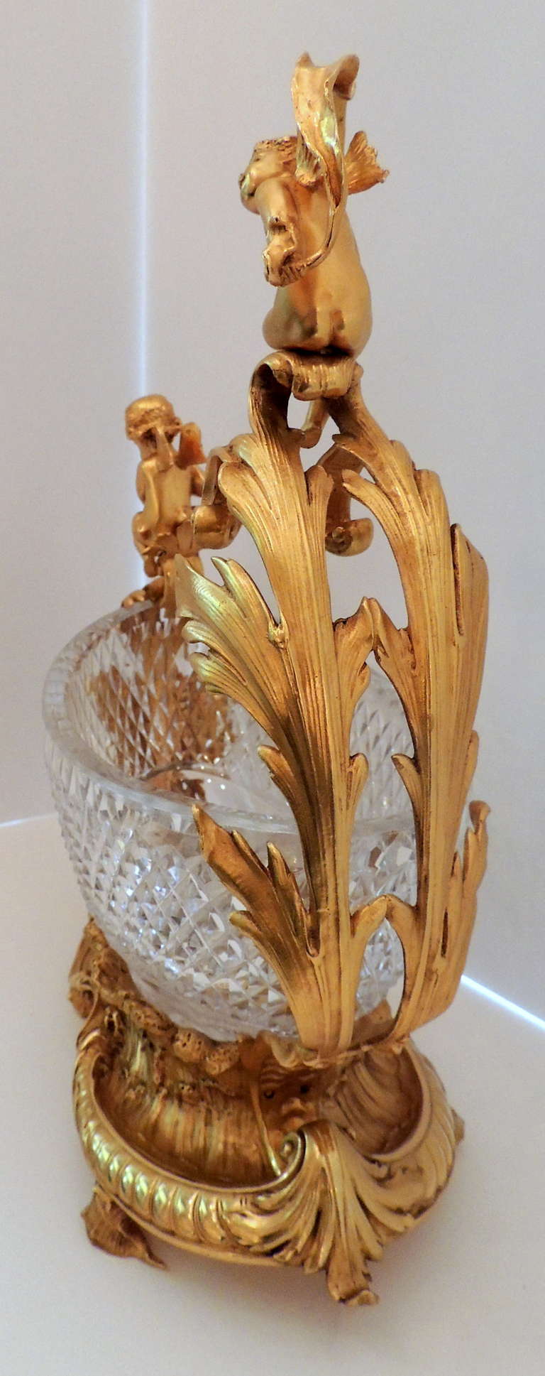 20ième siècle Exceptionnel centre de table figuratif français en bronze doré et cristal taillé en vente