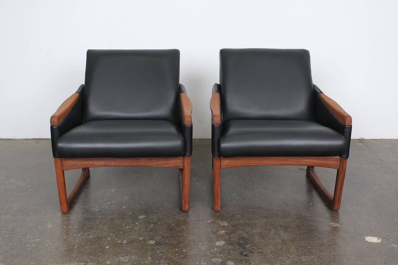 Mid-Century Modern Leather Lounge Chairs In Excellent Condition In North Hollywood, CA