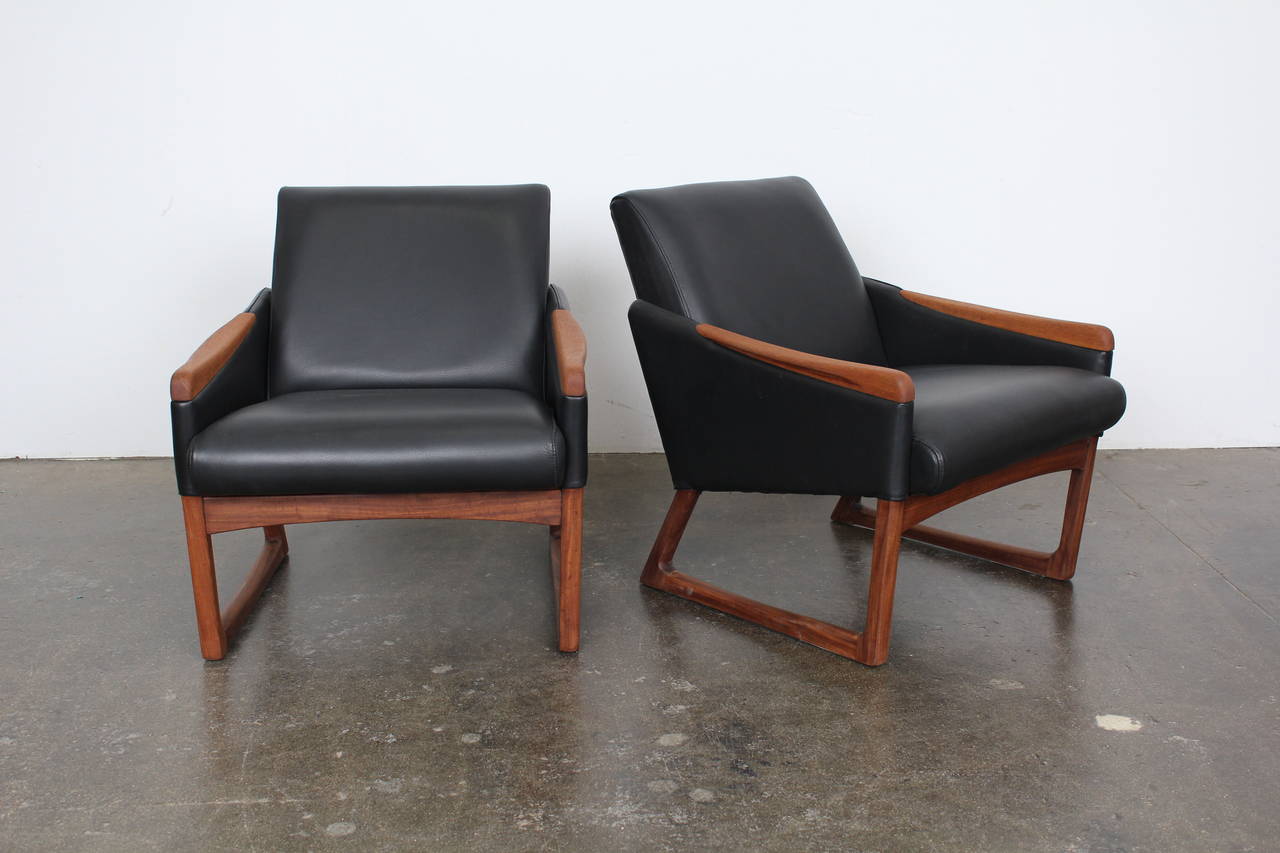 Mid-Century Modern Leather Lounge Chairs 3
