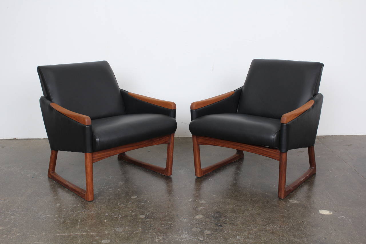 Mid-Century Modern Leather Lounge Chairs 4