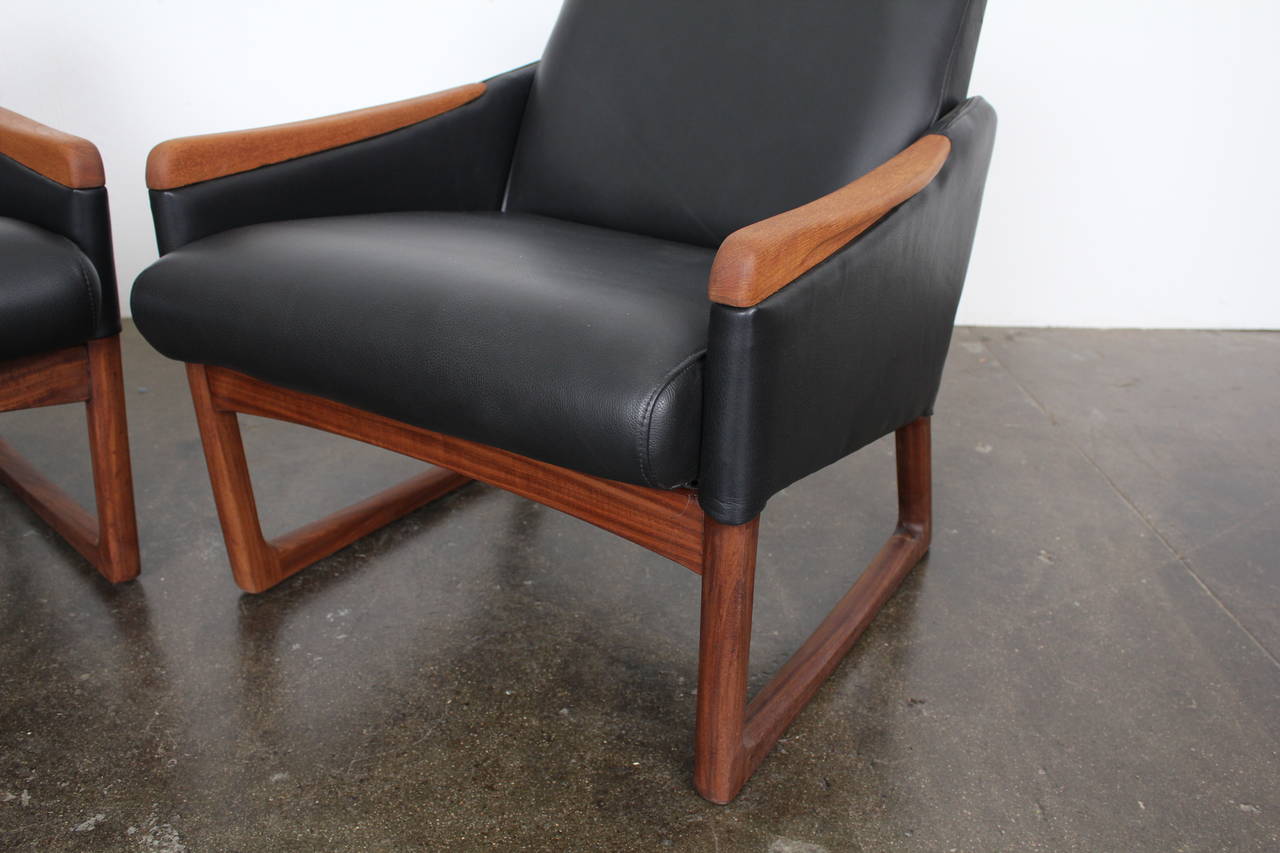 Mid-Century Modern Leather Lounge Chairs 5