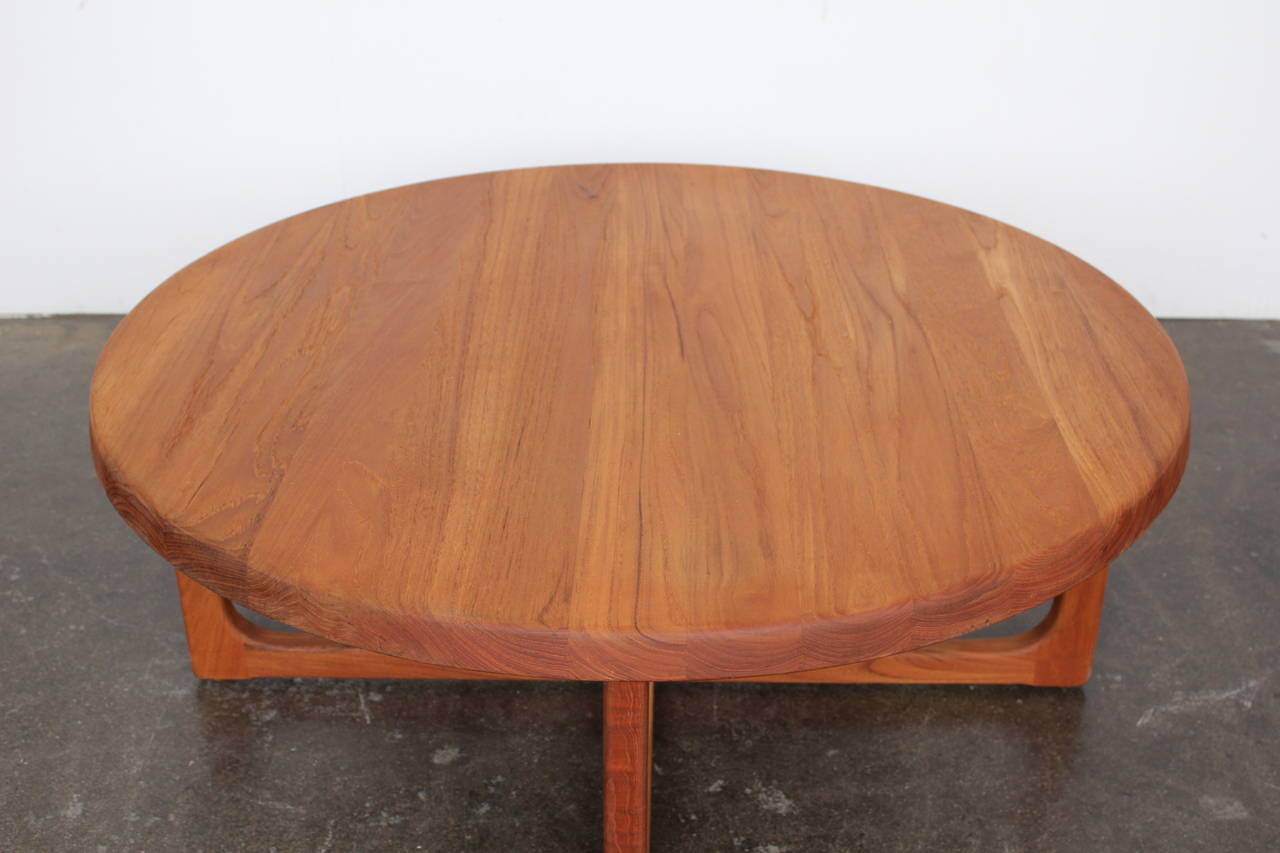 Mid-Century Large Round Solid Teak Coffee Table In Excellent Condition In North Hollywood, CA