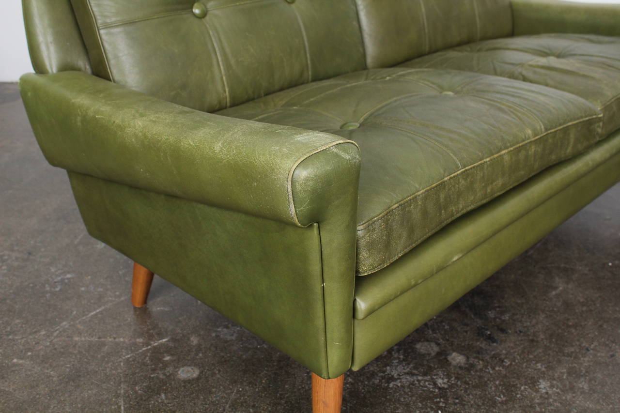 Mid-Century Modern Green Leather Loveseat by Skippers Mobler In Good Condition In North Hollywood, CA