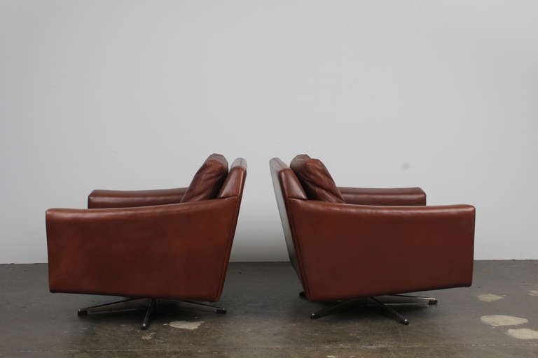 Pair of Danish Mid Century Modern Leather Low Swivel Chairs In Good Condition In North Hollywood, CA