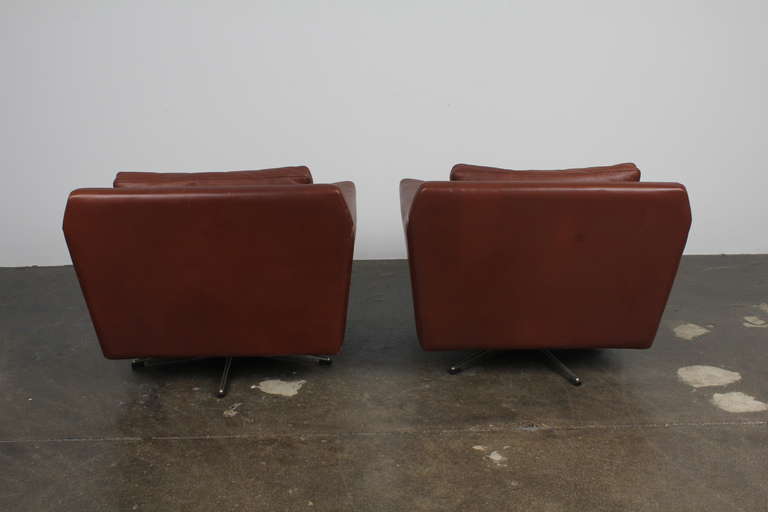 Mid-20th Century Pair of Danish Mid Century Modern Leather Low Swivel Chairs