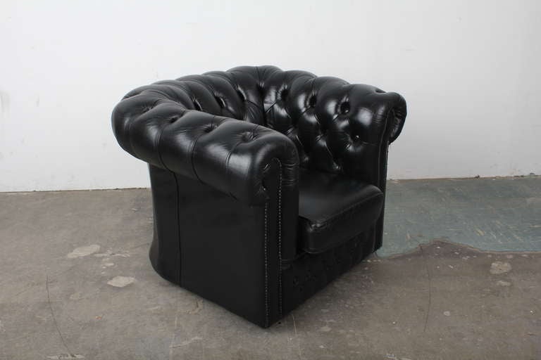 English Black Leather Vintage Chesterfield Lounge Chair In Excellent Condition In North Hollywood, CA