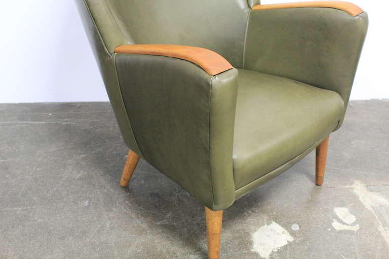 Danish leather mid century modern lounge chair with teak arms. In Excellent Condition In North Hollywood, CA