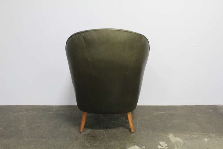 Danish leather mid century modern lounge chair with teak arms. 2