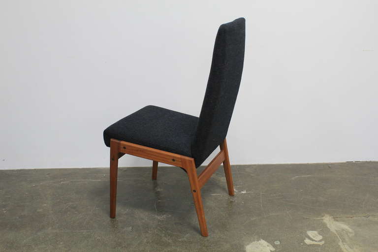 Set of 4 tall back fabric and teak mid century modern dining chairs. In Excellent Condition In North Hollywood, CA