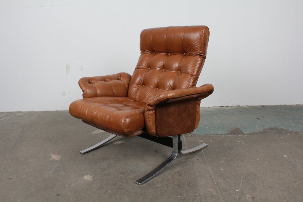 Pair of brown tufted leather Danish mid century modern flat bar metal lounge chair by Ebbe Gehl, model Atlantis. Produced by Jeki Møbler  Newly upholstered (approximately 1 year ago, some usage since) in a beautiful brown supple leather, with