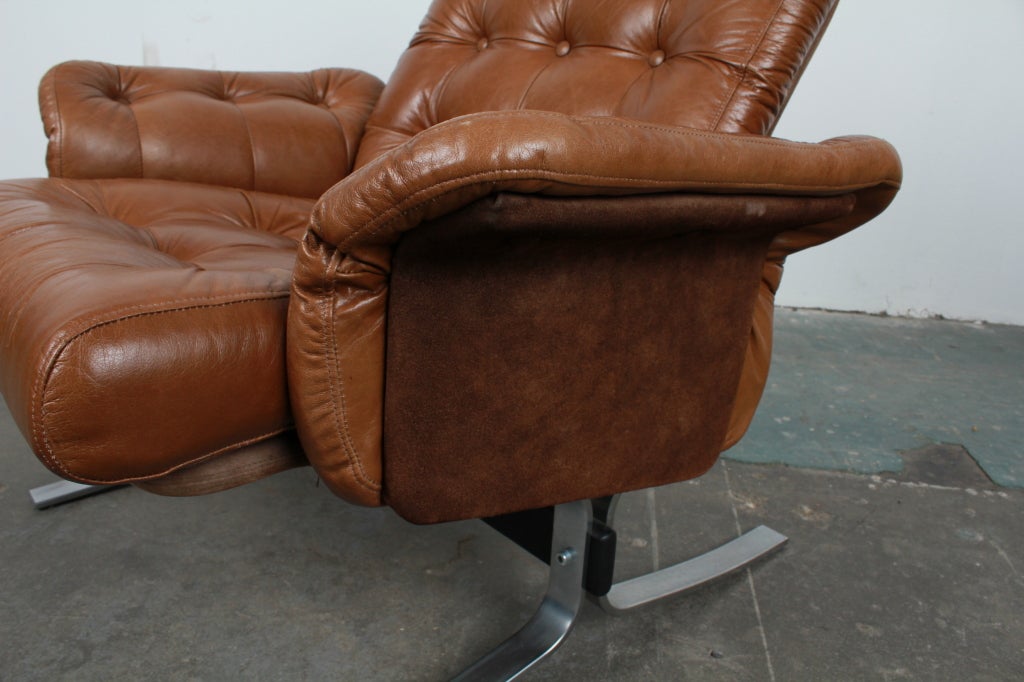 Pair of Tufted Leather Danish Mid Century Modern Flat Bar Metal Lounge Chairs In Excellent Condition In North Hollywood, CA