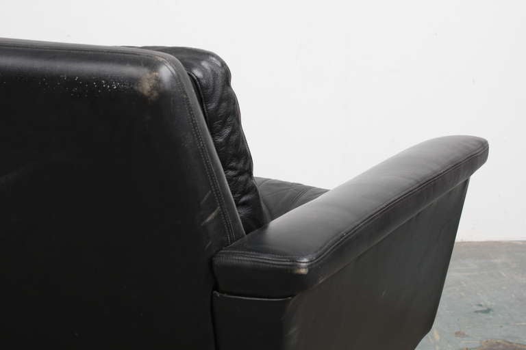 Vintage Black Leather Mid Century Modern Sofa with Rosewood Base 1