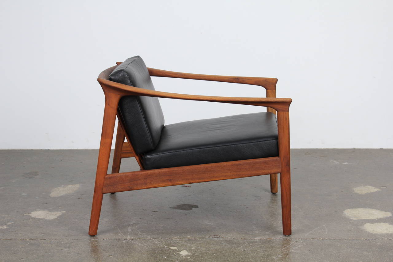 Solid teak and black leather lougne chair by Folke Ohlsson for Dux In Excellent Condition In North Hollywood, CA