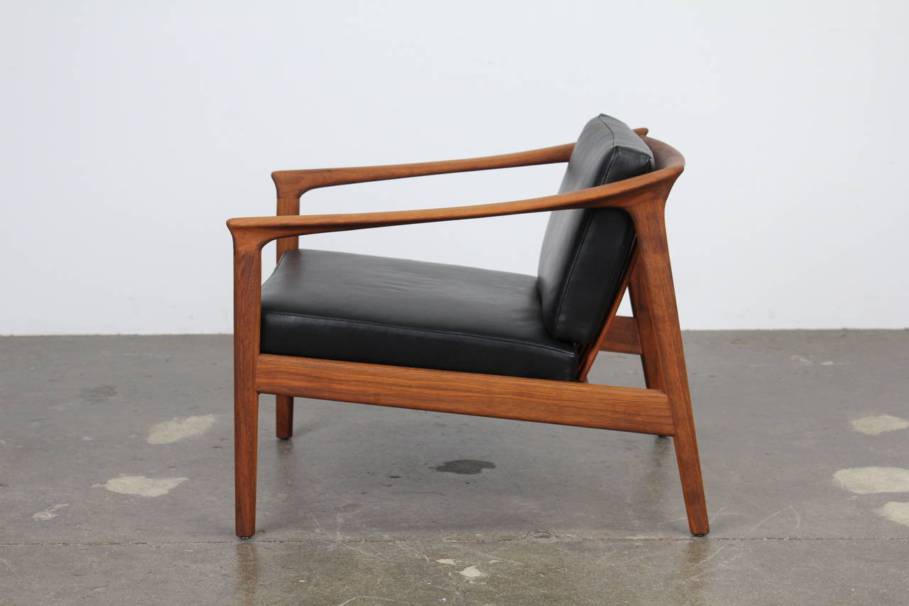 Solid teak and black leather lougne chair by Folke Ohlsson for Dux 1