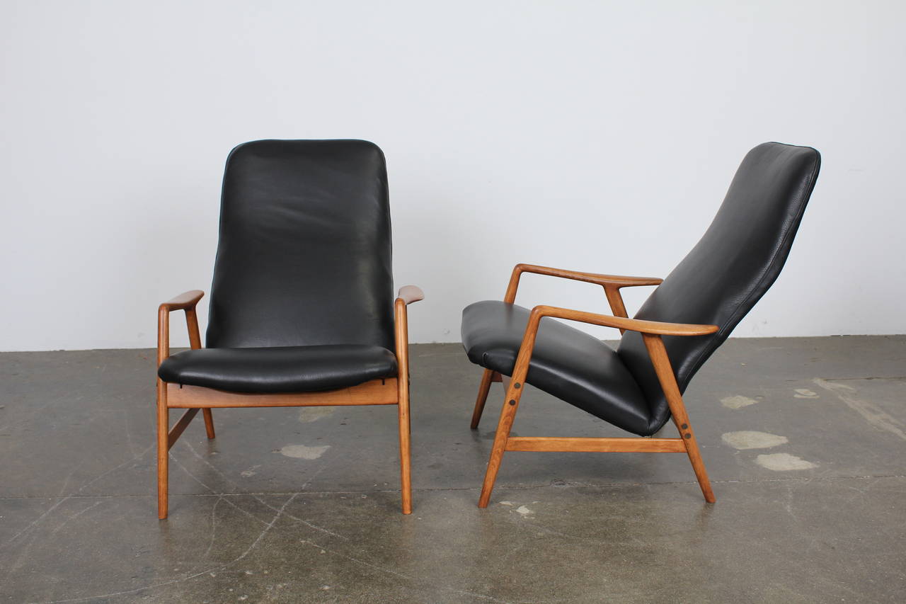 Mid-Century Modern Pair of Black Leather Kontur Chairs by Alf Svensson for DUX