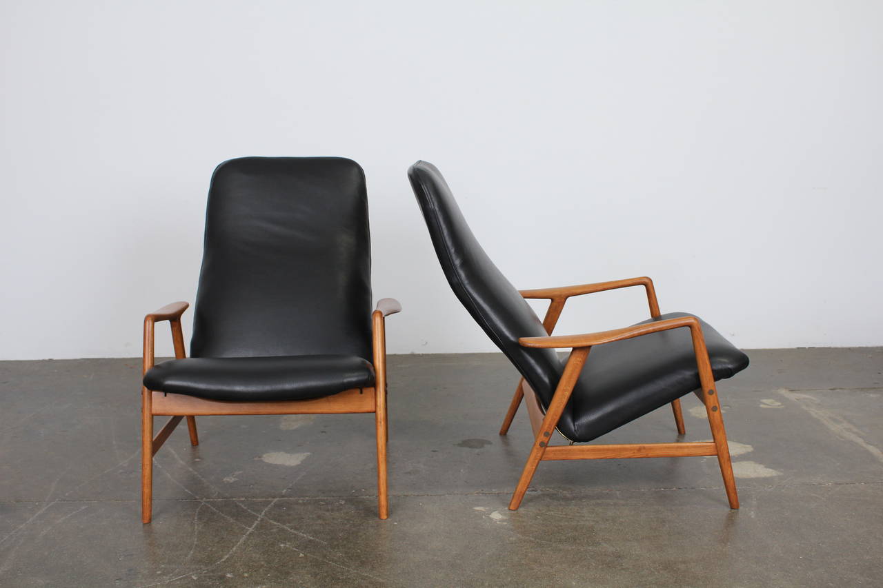 Mid-20th Century Pair of Black Leather Kontur Chairs by Alf Svensson for DUX