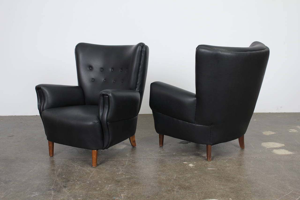 Mid-20th Century Pair of Black Leather Tufted Danish 1950s Lounge Chairs